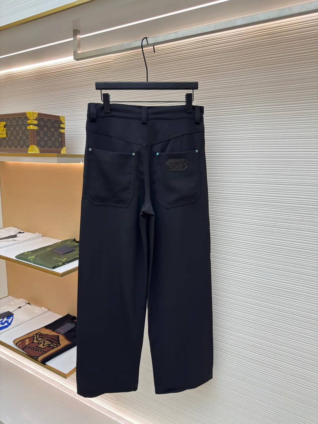 LOUIS VUITTON turquoise wool blend wide trousers ●Original version: Purchased and developed for 12700 ●Item number: 1680799-B40 ●Fabric: wool blended fabric ●Technology: Inlaid production ●Version: fitted version ●Weight: about 735 grams ●Size: 46-48-50-52 ●Description: Made of 100% sheep wool fabric with a weight of 480g. It is spun and dyed using this year's newly sheared sheep wool material. It is woven with high-speed rapier in a dust-free and static-free workshop. It has a double-sided weave, a satin weave on the back and a hemp pattern on the front. It is equipped with 60s cotton imitation Tencel twill lining and back pockets. Stenciled genuine motorcycle leather with embossed embossed seal, Swiss tooth bronze square slider and closed zipper, I-shaped buckle + rivets made of bronze with antique gold base, inlaid with lettering film and turquoise flat buckle on the inside. The surface is hand-painted and then a blower blows away the paint and then sealed with a high-gloss transparent enamel, giving the overall vision a halo effect. The overall wiring is straight and delicate, the fabric is comfortable and soft, and the color is consistent without color difference. It can be matched with the same style to create a fashionable look and control various occasions. Customized accessories, complete with three standards, same style for men and women!